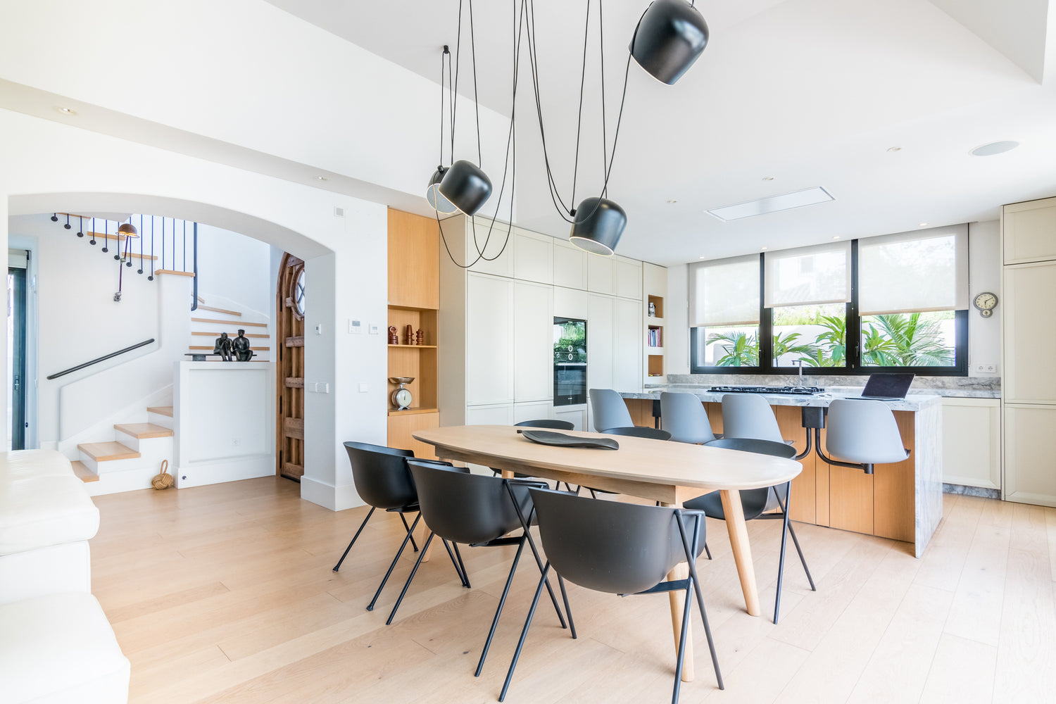 Dining area and kitchen of Villa, Marbella luxury Beach House short term rental, located on the beach side at Marbella´s exclusive Golden Mile just steps from the sea 