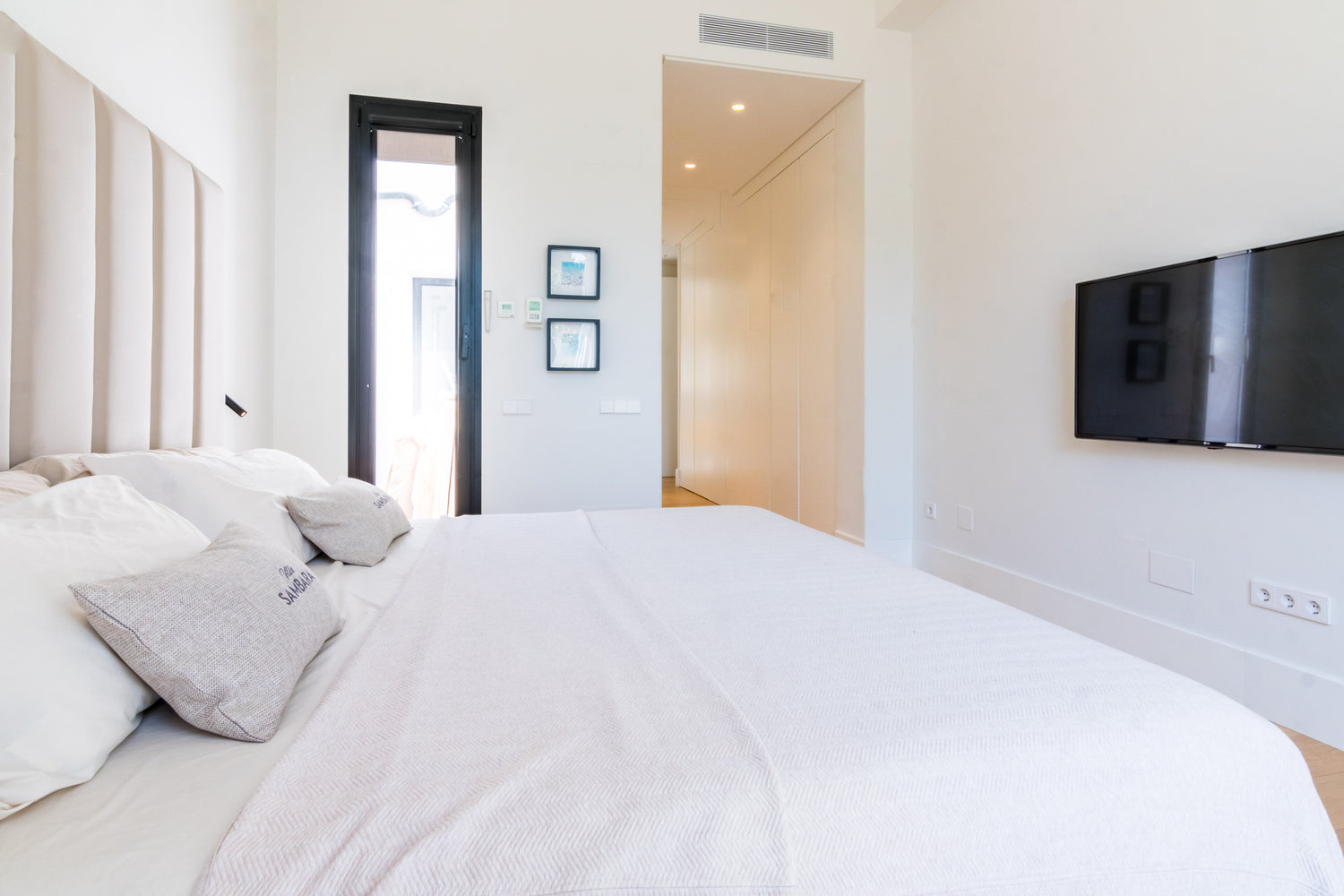 Master bedroom of Villa, Marbella luxury Beach House short term rental, located on the beach side at Marbella´s exclusive Golden Mile just by beach