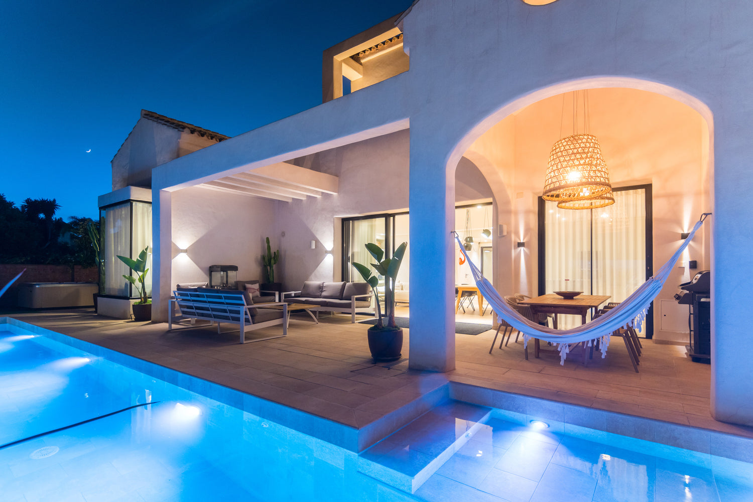 Pool, sitting and dinning exterior of Villa, Marbella luxury Beach House short term rental, located on the beach side at Marbella´s exclusive Golden Mile just by beach