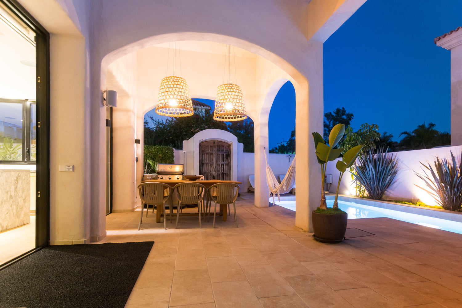 Outdoor dinning view of Villa, Marbella luxury Beach House short term rental, located on the beach side at Marbella´s exclusive Golden Mile just by beach